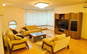 City Center Grand Apartment - Three-Bedroom, Free Parking